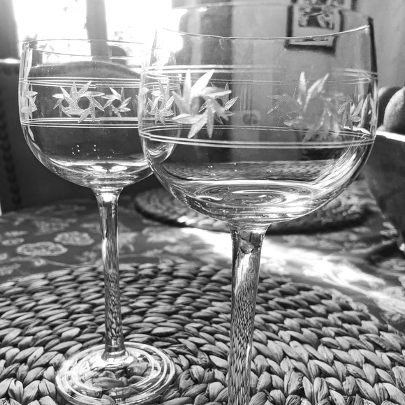 Pair of Spiral Star Etched Crystal Wine Glasses - Picture 2 of 15